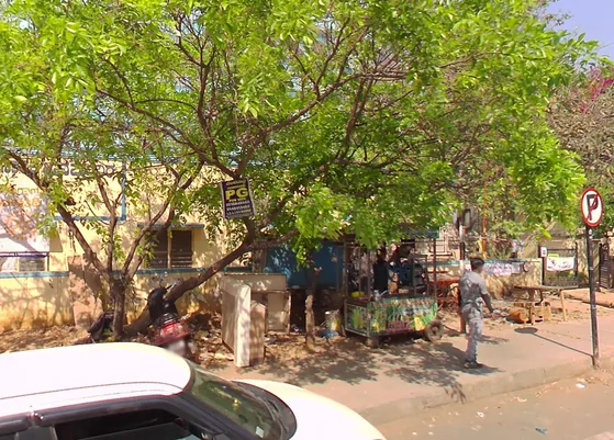 The pre-existing fruit cart under a tree off Bellary Road, Sahakarnagar: the starting point of the rebranding